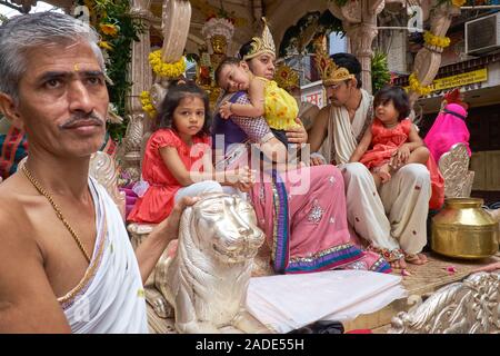 Eine Prozession der Jain-Gemeinde in Mumbai, Indien, mit einem prominenten Jain und seiner Familie, die von einem Wagen umzogen wurden Stockfoto