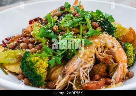 Mala Xiang Guo (unter Rühren braten Topf). Chongqing Sichuan würzig duftende Topf. Ölige, würzig und numbing Chinesische Sauce besteht aus Pfeffer, Chili Stockfoto