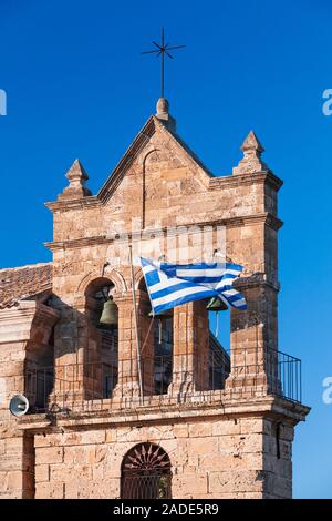 Griechische Flagge am Glockenturm der St. Nikolaus Kirche in Molou Solomos Platz. Zakynthos, Griechenland Stockfoto