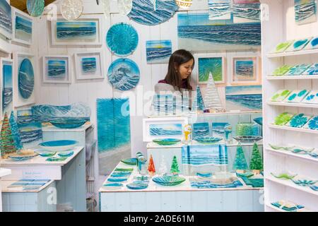 Markt Inhaber Verkauf von Glaswaren Abschaltdruck an der Winchester Cathedral Weihnachtsmarkt, Winchester, Hampshire, UK im November Stockfoto
