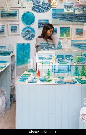 Markt Inhaber Verkauf von Glaswaren Abschaltdruck an der Winchester Cathedral Weihnachtsmarkt, Winchester, Hampshire, UK im November Stockfoto