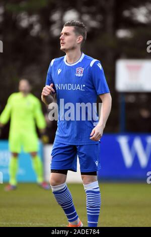 Neue Darlehen Unterzeichnung Alex Henshall spielt sein erstes Match auf Darlehen von Nuneaton Football Club spielen für Swindon Supermarine Football Club Stockfoto