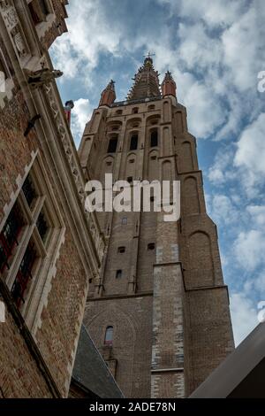 Kirchturm. Blick auf die Straße von wunderschönen historischen Stadtzentrum Architektur von Brügge oder Brügge, Provinz Westflandern, Belgien. Schönen Sommer August Wetter Stockfoto