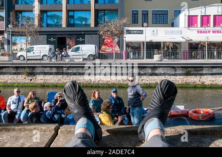 First person View von Touristen auf ein buntes Boot (MOLICEIRO) auf einem Kanal in Aveiro, Portugal Stockfoto