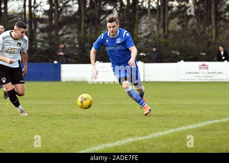 Neue Darlehen Unterzeichnung Alex Henshall spielt sein erstes Match auf Darlehen von Nuneaton Football Club spielen für Swindon Supermarine Football Club Stockfoto