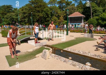 Menschen spielen Crazy Golf im unteren Gärten, Bournemouth, Großbritannien Stockfoto