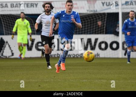 Neue Darlehen Unterzeichnung Alex Henshall spielt sein erstes Match auf Darlehen von Nuneaton Football Club spielen für Swindon Supermarine Football Club Stockfoto