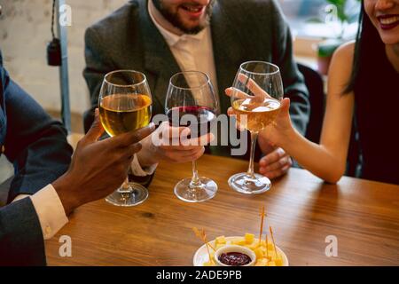 Glückliche Mitarbeiter feiern, während Unternehmen und Corporate Event. Junge kaukasier, in Geschäftskleidung zujubeln, Laughting. Konzept der Office Kultur, Teamarbeit, Freundschaft, Feiertage, Wochenende. Stockfoto