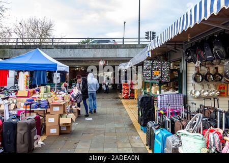 Markt öffnen. CMK, mit Midsummer Boulevard (Blvd), Overhead, Milton Keynes, Buckinghamshire, England, UK. Stockfoto