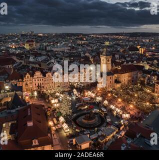 Prag, Tschechische Republik - Luftbild Drohne Panoramablick Blick auf den berühmten Weihnachtsmarkt der Stadt Prag am Altstädter Ring mit beleuchteten Altstadt Ha Stockfoto