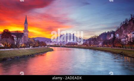 Salzburg, Österreich. Panoramablick auf das Stadtbild Bild der Salzburg, Österreich mit der Salzburger Dom während der schönen Herbst Sonnenaufgang. Stockfoto