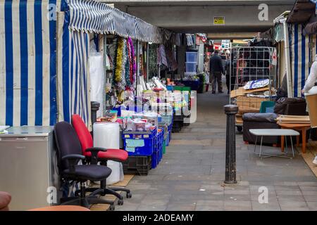 Markt öffnen. CMK, mit Midsummer Boulevard (Blvd), Overhead, Milton Keynes, Buckinghamshire, England, UK. Stockfoto