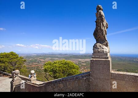 Blick vom Kloster Santuari de Sant Salvador auf dem Gipfel des Berges Puig de Sant Salvador, im Jahre 1342 gegründet, Felanitx, Mallorca, Balearen, Spanien Stockfoto