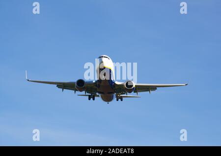 Ryanair Boeing 737-800 in Land bei Bergerac Flughafen. Vorderansicht des Flugzeugs als er in die Nähe der Landebahn. Stockfoto