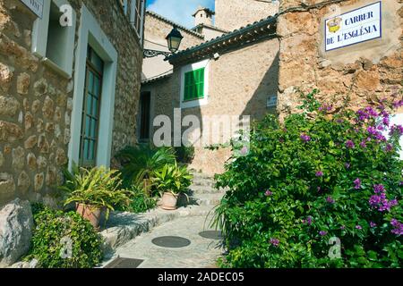 Altstadtgasse im Dorf Fornalutx, Serra de Tramuntana, Mallorca, Balearen, Spanien | Gasse in der Altstadt von Bergdorf Fornalutx, Serra de Tram Stockfoto