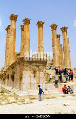 Jerash, Jordanien - Mai 1, 2018: Touristen durch die Tempel der Artemis in die Ausgrabungsstätte von Jerash, die antike Stadt Gerasa, 50 km weit von der Ca Stockfoto