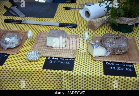 Käse Spezialitäten zum Wochenmarkt in Sineu, Mallorca, Balearen, Spanien Stockfoto