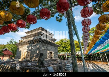 Gyeongju, Korea, 29. September 2019: Bunhwangsa Tempel mit alten drei Geschichten, Stein, Pagode und bunten Laternen in Gyeongju Südkorea Stockfoto