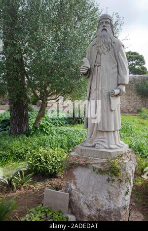 Statue zu Ehren von Ramon Llull, Klostergarten, Santuari De Nostra Senyora de Cura, Kloster auf dem Puig de Randa, Mallorca, Balearen, Spanien Stockfoto