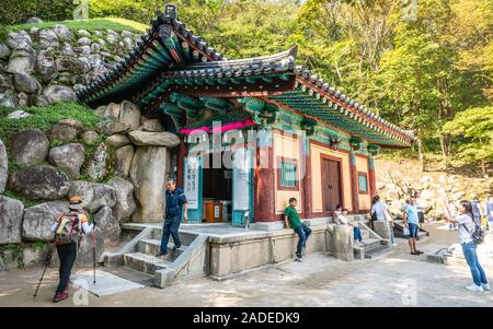 Gyeongju, Korea, 29. September 2019: Seokguram Grotte Eingang Ansicht mit asiatischen Touristen in Gyeongju Südkorea Stockfoto