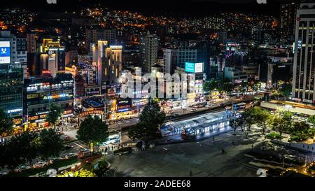 Busan, Korea, 1. Oktober 2019: Busan city Landschaftsfotos Draufsicht mit Bahnhof Platz und Texas Straße in Busan, Südkorea Stockfoto