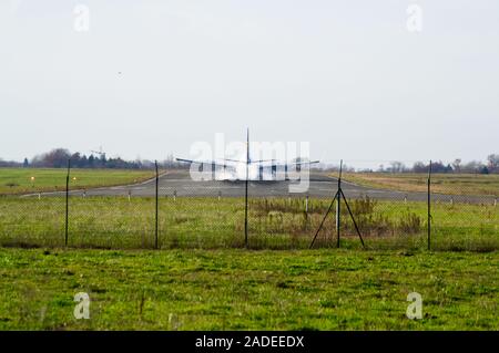 Ryanair Boeing 737-800 gerade berühren bei Bergerac Flughafen mit Rauch Reifen/Landebahn. Stockfoto