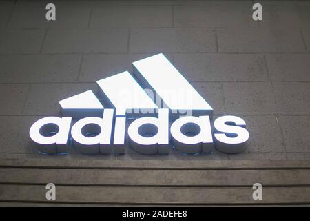 November 28, 2019 - BAGUIO CITY PHILIPPINEN: Lit adidas Logo auf eine Wand. Stockfoto