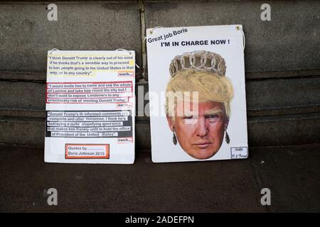 3. Dezember 2019 Trafalgar Square. Anti Trump Demonstration. Karikatur von Trump, danken Boris Johnson, neben Zitate von Johnson kritisiert Tru Stockfoto