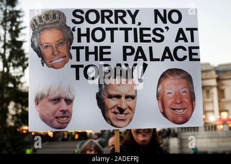 3. Dezember 2019 Trafalgar Square. Anti Trump Demonstration. Plakat lächerlichmachen Prinz Andrew als NATO-Führer zum Buckingham Palace gehen Stockfoto