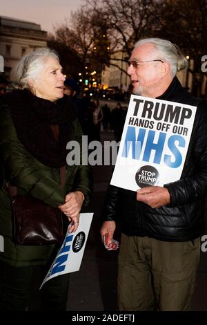 3. Dezember 2019 Trafalgar Square. Anti Trump Demonstration. Ein paar halten Plakate hoch, sagte Trump NHS allein zu lassen Stockfoto