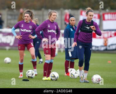 DAGENHAM, ENGLAND - Dezember 01: West Ham United Frauen Spieler während der vor dem Spiel warm-up während Super von Barclays Frauen Liga Match zwischen West Stockfoto