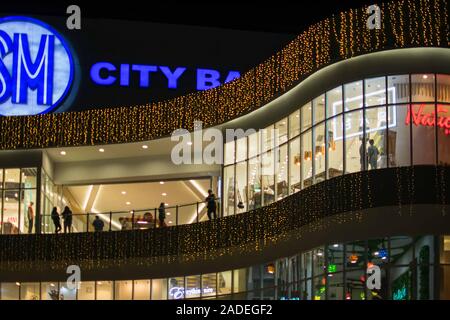 November 28, 2019 - BAGUIO CITY PHILIPPINEN: Weihnachtsbeleuchtung hängen vom Balkon der Käufer Mall in Baguio City. Käufer Fensterglas. Stockfoto