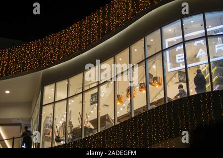 November 28, 2019 - BAGUIO CITY PHILIPPINEN: Weihnachtsbeleuchtung hängen vom Balkon der Käufer Mall in Baguio City. Käufer Fensterglas. Stockfoto