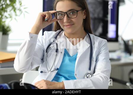 Schöne Krankenschwester in Gläser Stockfoto