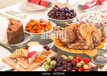 Australische Familie Weihnachtsabendtisch Dressing mit Türkei Stockfoto