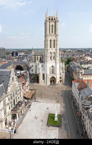 Blick von Belfort Tower Sint Baafsplein Square und der Kathedrale Saint Bavo, Binnenstrad, Gent, Flandern, Belgien Stockfoto