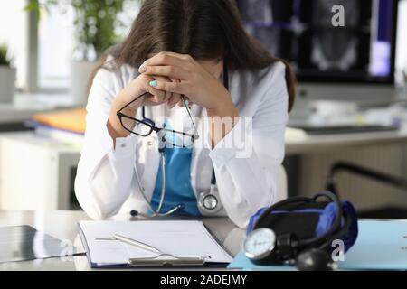 Verärgert Arzt am Krankenhaus Büro Stockfoto