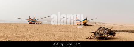 Traditionelle portugiesische Fischerboote auf dem Atlantik Küste in der Nähe von Vila Nova de Gaia, Portugal Stockfoto