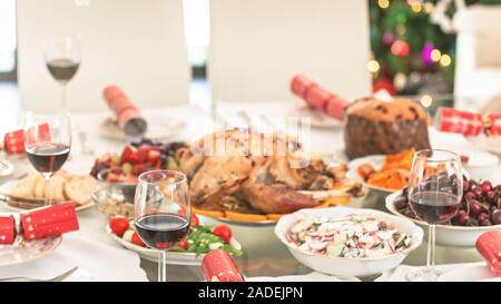 Australische Familie Weihnachtsabendtisch Dressing mit Türkei Stockfoto