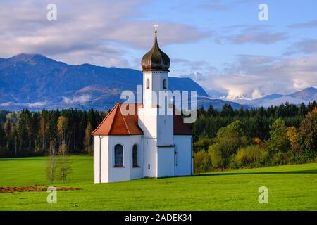 Kirche St. Johann in Sankt Johannisrain in der Nähe von penzberg, Pfaffenwinkel, Oberbayern, Bayern, Deutschland Stockfoto