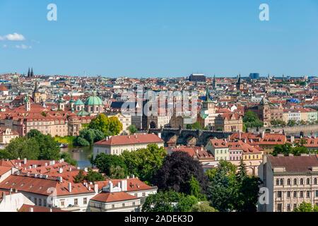 Blick auf die Stadt, Blick über die Altstadt mit Karlsbrücke, die Prager Kleinseite, Prag, Tschechische Republik Stockfoto