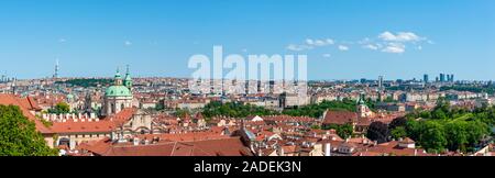 Blick auf die Stadt, Ansicht vom Hradschin über die Stadt mit St.-Nikolaus-Kirche, Prager Kleinseite , Prag, Tschechische Republik Stockfoto