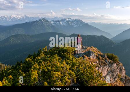 Wanderer schaut über Berglandschaft, Wanderweg der Herzogstand Heimgarten überqueren, Oberbayern, Bayern, Deutschland Stockfoto