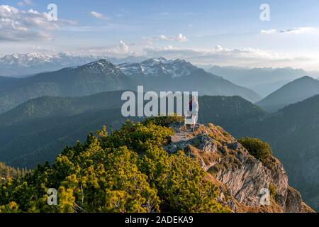 Wanderer schaut über Berglandschaft, Wanderweg der Herzogstand Heimgarten überqueren, Oberbayern, Bayern, Deutschland Stockfoto