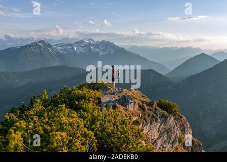 Wanderer schaut über Berglandschaft, Wanderweg der Herzogstand Heimgarten überqueren, Oberbayern, Bayern, Deutschland Stockfoto