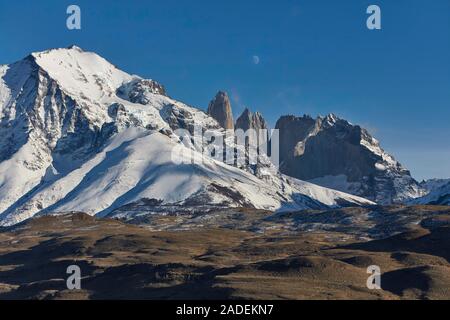 Berglandschaft, schneebedeckten Monte Almirante Nieto und Gipfel des Torre Central, Torre Monzino, Nido de Condores, über Mond, Torres del Paine Stockfoto