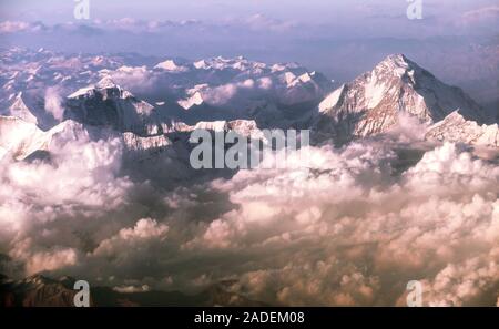 Majestic Luftaufnahme von den Ketten des Himalaya durch die Fenster des Flugzeugs bei Sonnenaufgang; Dhaulagiri Peak (8167 m) ist auf der rechten Seite in t Stockfoto