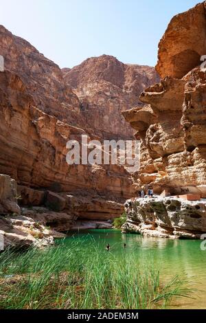 Süßwasser-Pool zwischen schroffen Klippen, Wadi Shab, Shamal Asche Bezirk Sharqiyya, Sultanat Oman Stockfoto