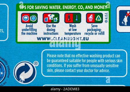 Tipps zum Einsparen von Wasserenergie CO2 und Geld - Detail Auf Box von Persil nicht Bio sanft neben empfindlich Hautwaschpulver Stockfoto