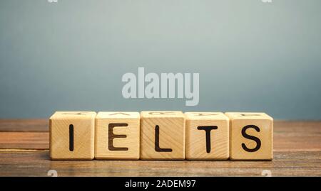 Holzblöcke mit dem Wort IELTS - international standardisierte Test der englischen Sprache. Stockfoto